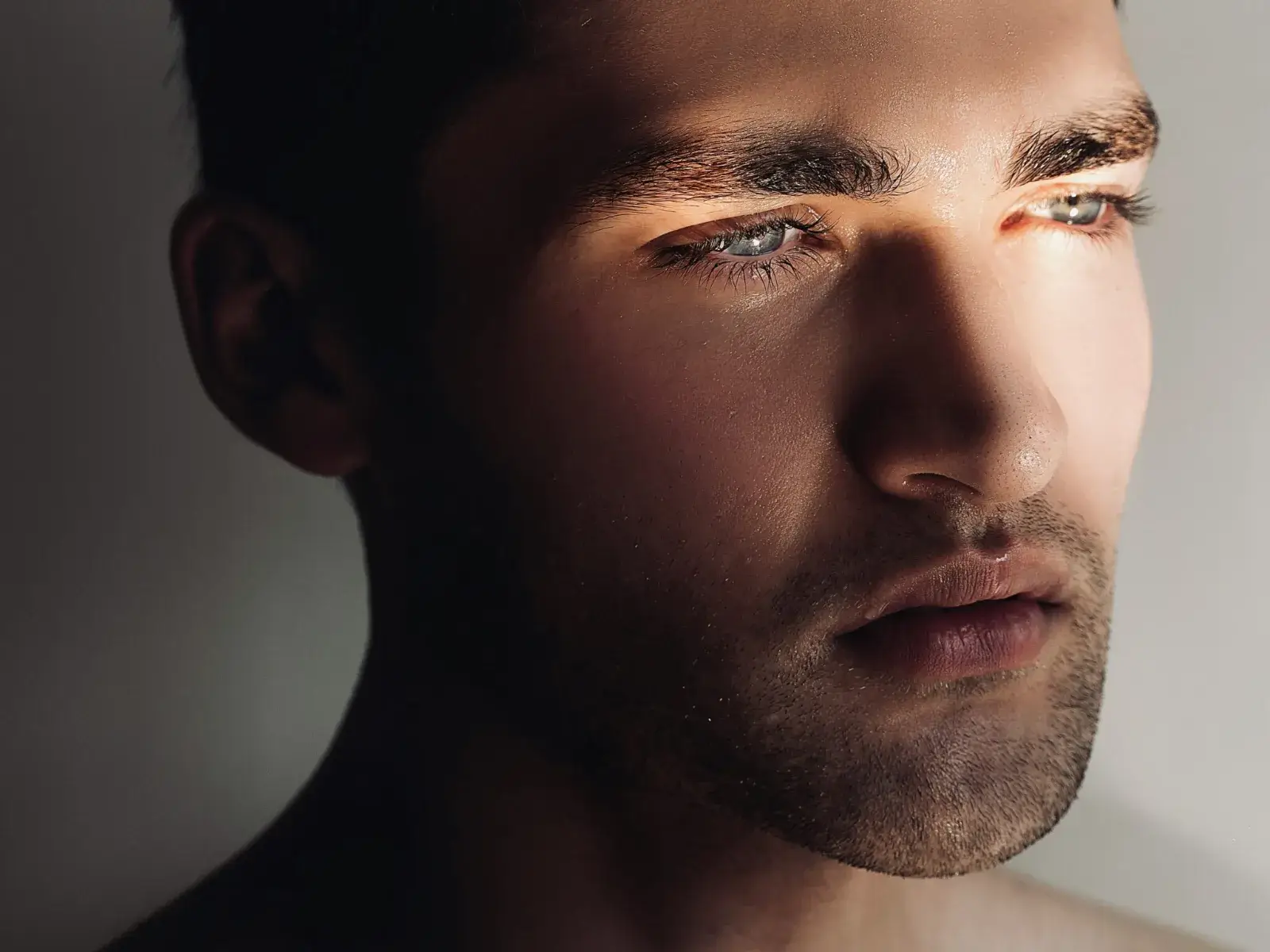 El cuidado facial masculino después de los 40: salud, imagen y bienestar